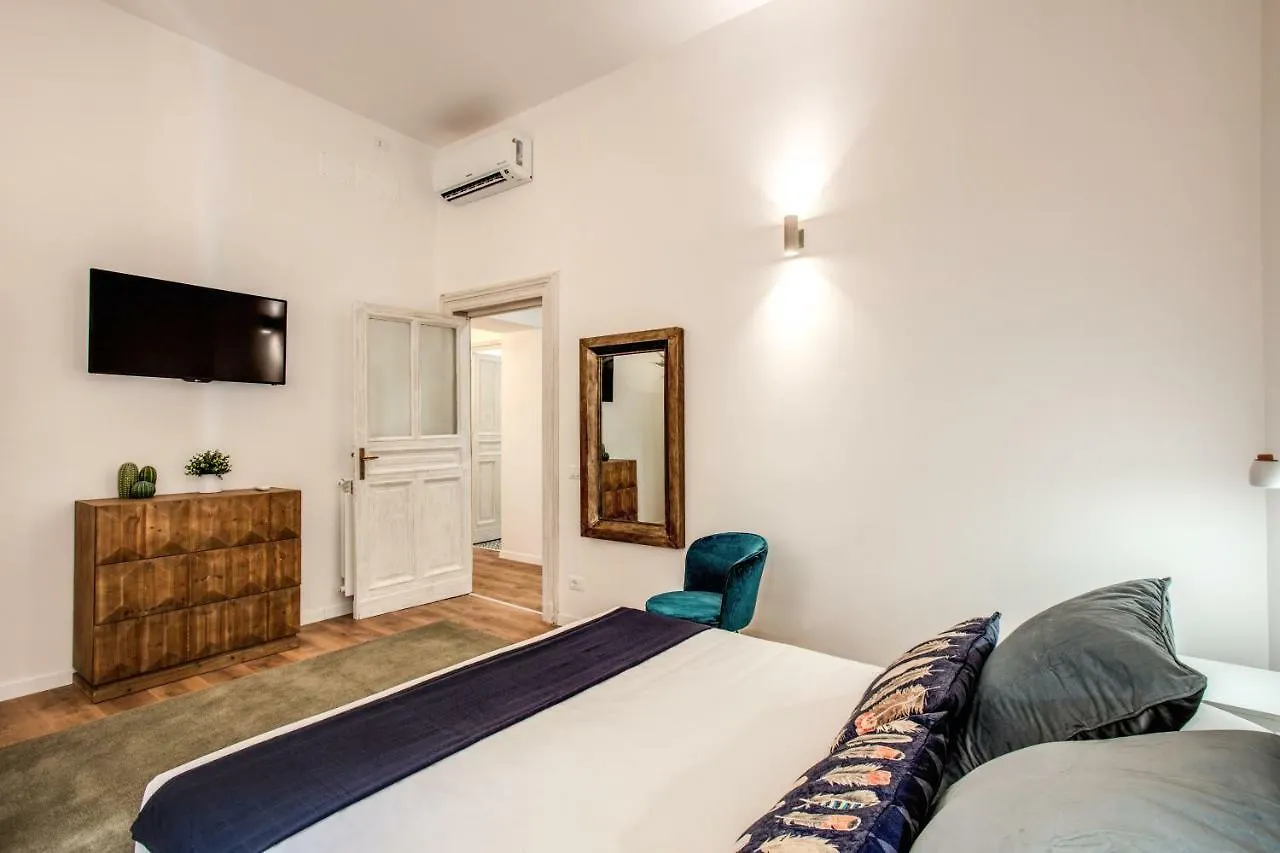 Virginia-S Home In Monti Rome Italy